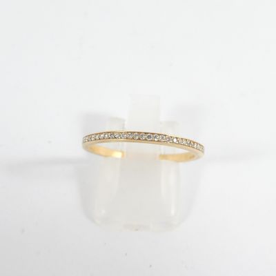 une bague en or jaune avec des diamants sur fond blanc