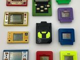 de nombreux types de consoles de jeux vidéo posées sur une table