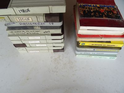 plusieurs livres empilés sur une table
