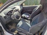 une photo de l'intérieur d'une voiture avec la portière ouverte