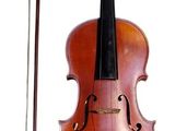 un violon et un archet sur fond blanc