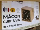une boîte en carton contenant plusieurs bouteilles de vin