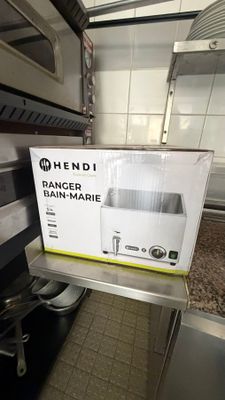 une boîte posée sur un plan de travail dans une cuisine