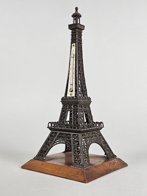 La tour Eiffel est faite de métal et de bois.