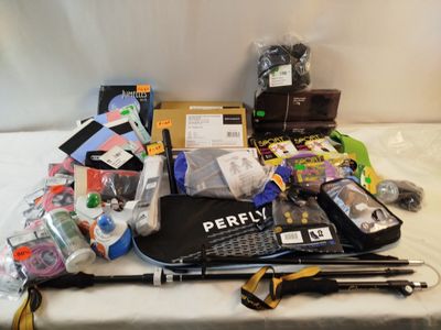 une table sur laquelle se trouvent de nombreux objets