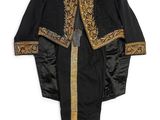 une image d'un manteau noir avec des bordures dorées et un chapeau