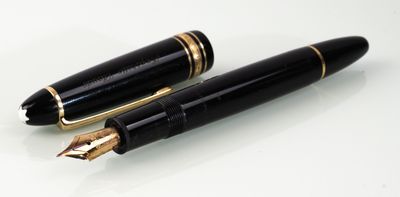 deux stylos assis l'un à côté de l'autre sur une surface blanche
