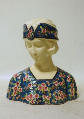 une figurine en céramique représentant une femme coiffée d'un chapeau