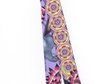 une cravate violette ornée d'un motif floral