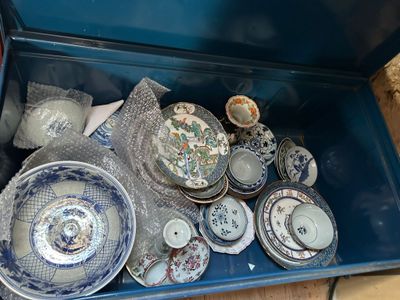 de nombreuses assiettes et bols dans une boîte bleue