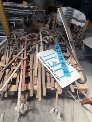 un tas de bois posé par terre