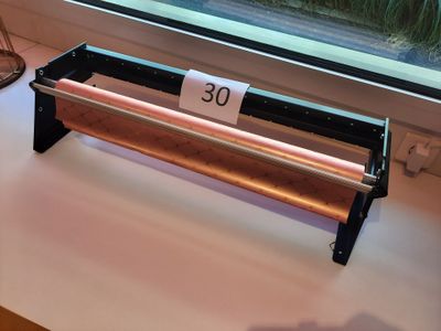 un radiateur posé sur un plan de travail près d'une fenêtre