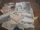 une pile de vieilles cartes postales posées sur une table