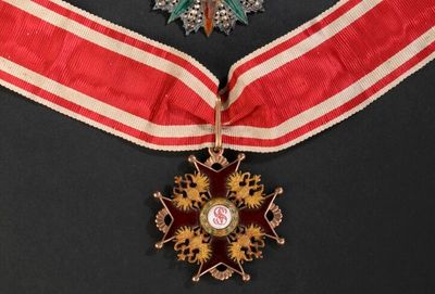 une médaille ornée d'une étoile, suspendue à un ruban rouge