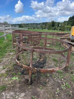 un tracteur garé dans un espace clôturé