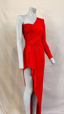 un mannequin vêtu d'une robe rouge sur un présentoir blanc