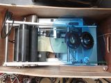 une boîte contenant une machine, posée sur un tapis