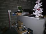un sapin de Noël blanc posé sur un classeur