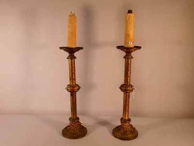paire de bougeoirs anciens en laiton aux extrémités tournées