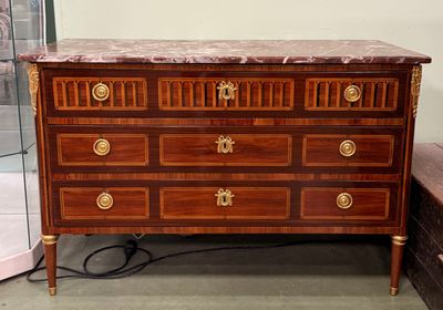 une grande commode avec un plateau en marbre