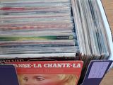 beaucoup de CD dans une boîte posée sur la table