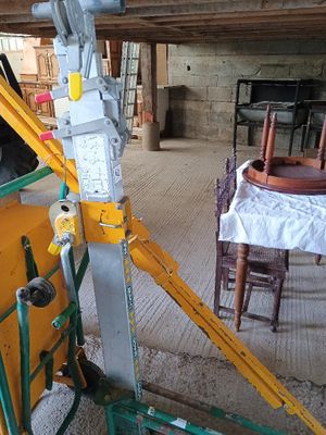 un camion jaune garé dans un garage