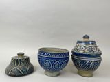 trois vases bleus et blancs placés les uns à côté des autres