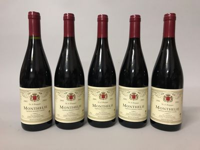 quatre bouteilles de vin sont alignées sur une table