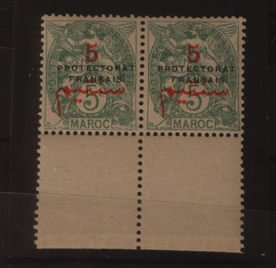 une paire de timbres sur lesquels figurent les noms de deux pays différents