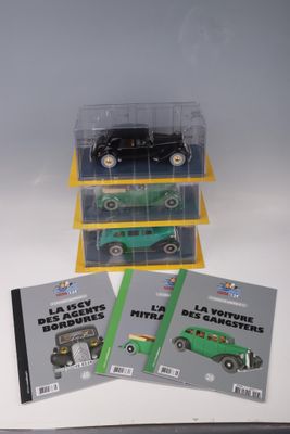trois livres et une petite voiture sur une table