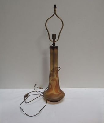 une lampe posée sur une table blanche