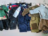 beaucoup de vêtements suspendus à un portant