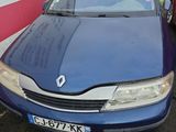 une voiture bleue garée dans un parking