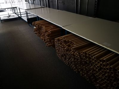 HUIT TABLES de présentation en stratifié sur piètement métal…