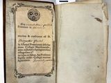 un livre ouvert dont la couverture représente une horloge