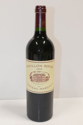 une bouteille de vin posée sur une table