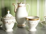 plusieurs tasses et soucoupes posées sur une table