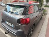 une petite voiture garée au bord de la rue