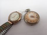 deux montres assises l'une à côté de l'autre sur une table