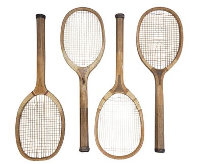 quatre raquettes de tennis en bois sont alignées sur un fond blanc