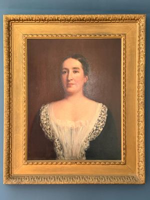 portrait d'une femme en robe blanche dans un cadre doré