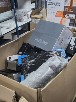 une boîte en carton remplie d'appareils électroniques dans un magasin