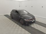la voiture est garée dans le garage sur le sol en damier