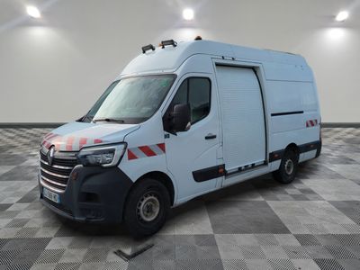 une photo d'une camionnette blanche garée dans une grande pièce