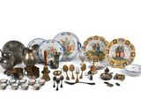 de nombreux types d'assiettes et de cuillères sur la table