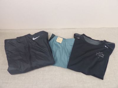 un pantalon noir et bleu posé sur un canapé
