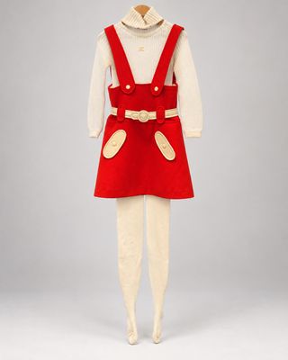 une robe rouge et blanche et des collants sur un mannequin, un mannequin, un mannequin, un mannequin, un mannequin, un mannequin, un mannequin, un mannequin, un mannequin, un mannequin, un mannequin, un mannequin, un mannequin, un mannequin, un mannequin, un mannequin, un mannequin, un mannequin, un mannequin, un mannequin, un mannequin, un mannequin, un mannequin, un mannequin, un mannequin, un mannequin, un mannequin, un mannequin, un mannequin, un mannequin, un mannequin, un mannequin, un mannequin, un mannequin