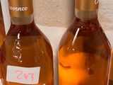 plusieurs bouteilles de vin sont alignées sur une table