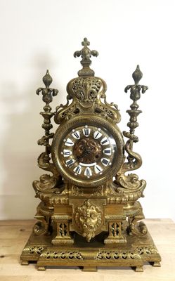 une horloge posée sur une table en bois
