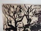 une peinture en noir et blanc représentant un arbre dans un champ